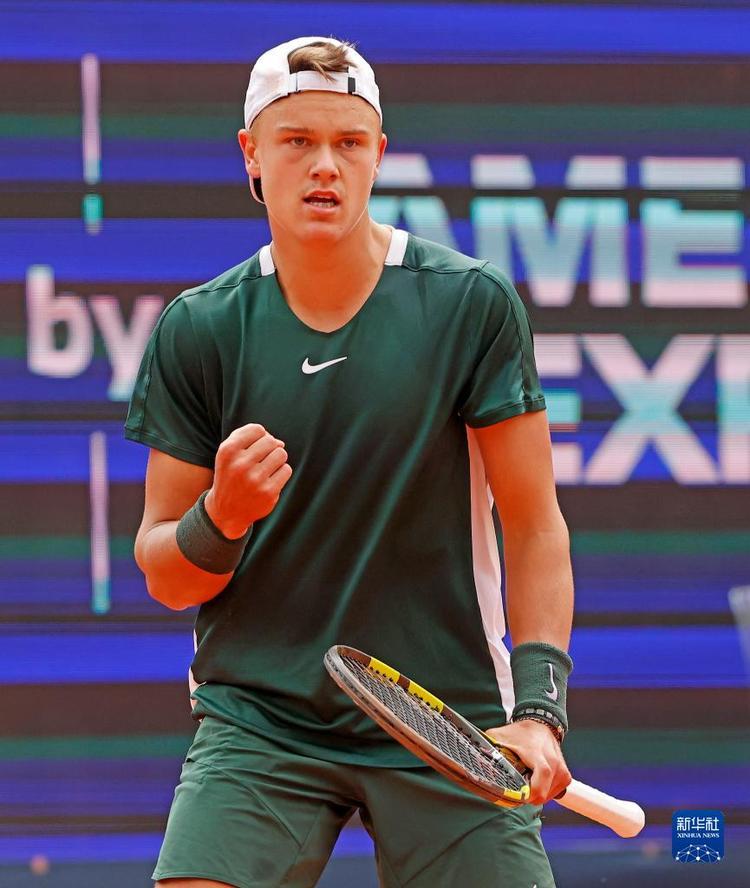 被一名年轻 被一名年轻